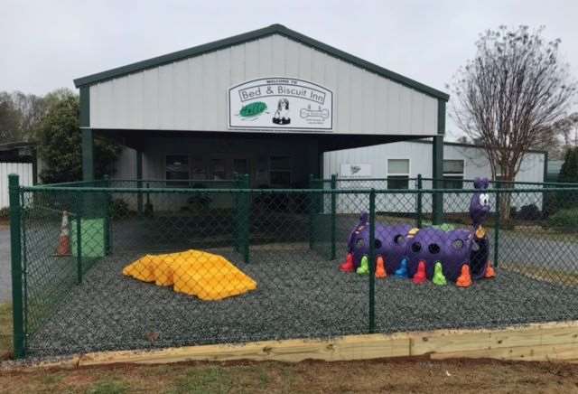 Holly's Bed and Biscuit Inn - Lula, GA - Pet Supplies