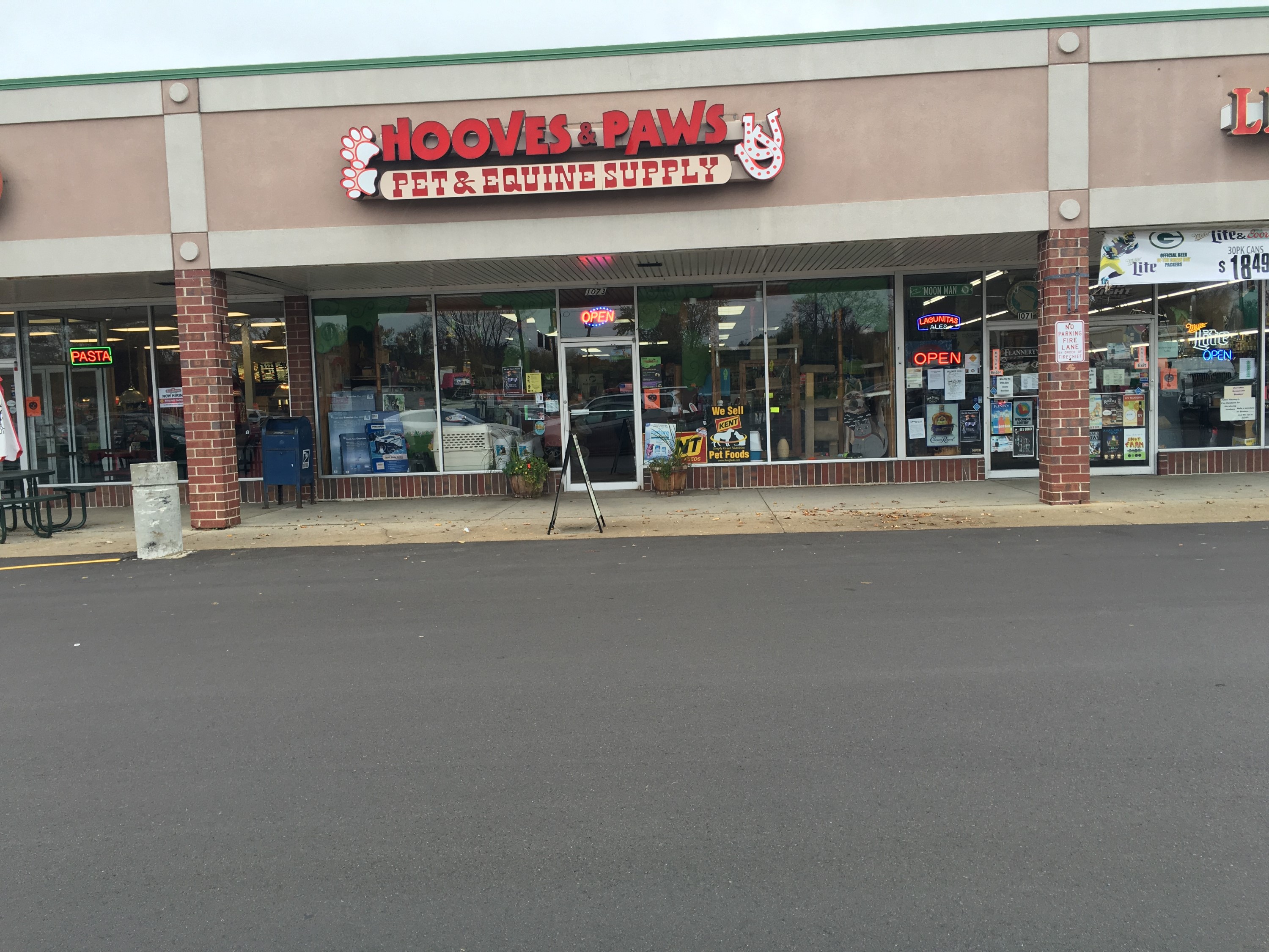 Hooves & Paws Oconomowoc, WI Pet Supplies