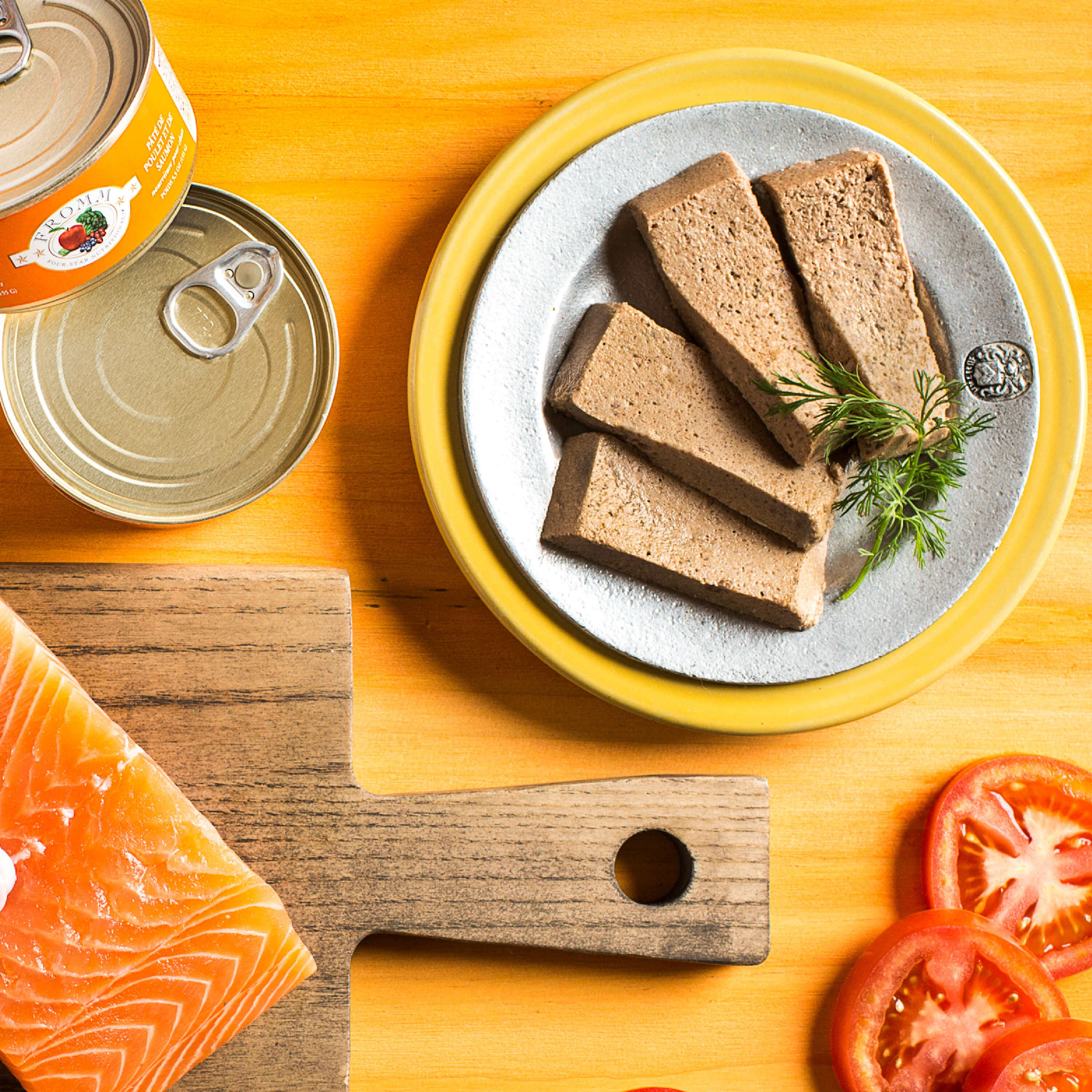 FourStarCatCan-pate-Lifestyle_ChickenSalmon